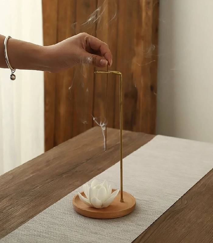 倒插700800-1 Dual-Use Brass Hanging Incense Holder with Ceramic Lotus - Image 2