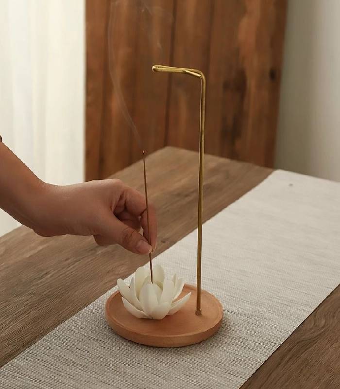 倒插700800-2 Dual-Use Brass Hanging Incense Holder with Ceramic Lotus - Image 3