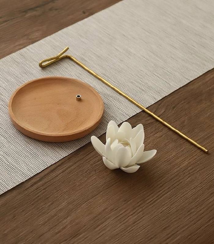 倒插700800-3 Dual-Use Brass Hanging Incense Holder with Ceramic Lotus - Image 4